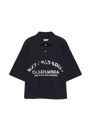 Polo noir à manches courtes avec col et boutons, texte blanc indiquant ""West Paradise California The Place For Summer"" sur le devant.