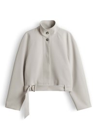 Hellgraue kurze Jacke mit hohem Kragen, zwei vorderen Knöpfen, langen Ärmeln und verstellbarem Gürtel mit Metallschnalle am Saum.