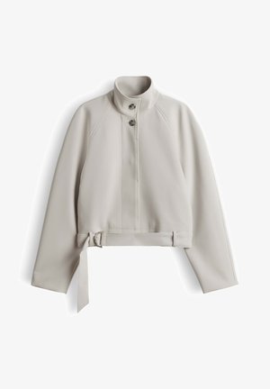 Hellgraue kurze Jacke mit hohem Kragen, zwei vorderen Knöpfen, langen Ärmeln und verstellbarem Gürtel mit Metallschnalle am Saum.