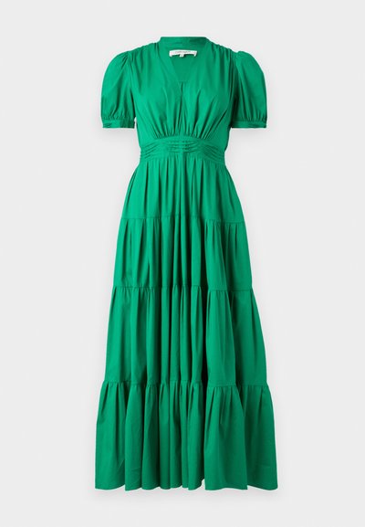 Grön maxi-klänning i lätt material, med korta puffärmar, V-ringning och lager med volanger längst ner, samt en figurnära kropp.