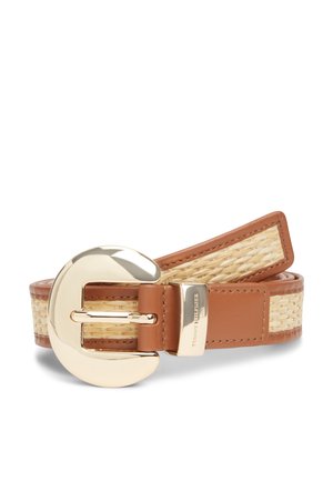 Tan vevd belte med kanter i tan skinn og stor rund gullspenne med inngravert Tommy Hilfiger-merking.