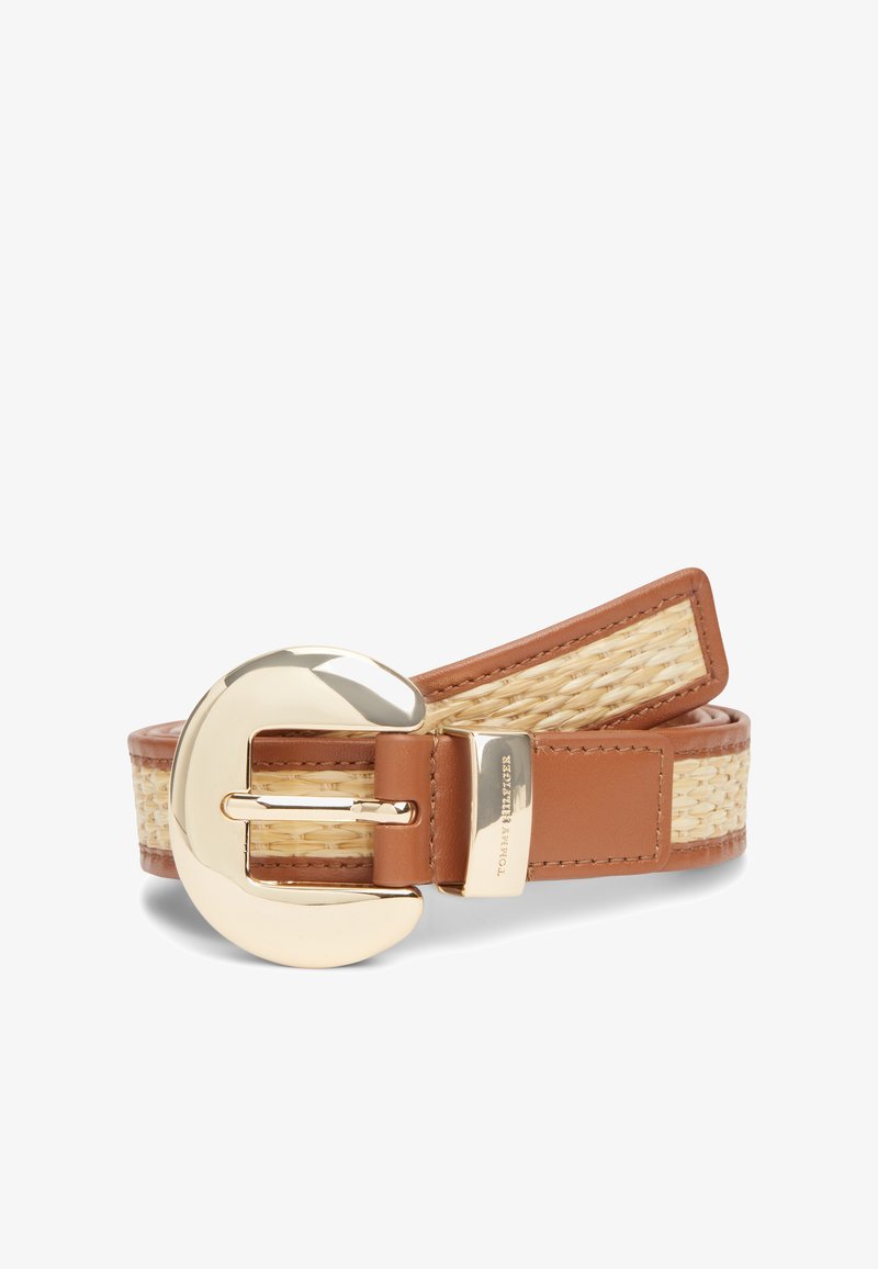 Ζώνη από πλεγμένο ταμπά δέρμα με άκρες από ταμπά δέρμα και μεγάλο στρογγυλό χρυσό αγκράφα με εγχάρακτη την επωνυμία Tommy Hilfiger.