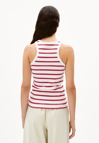 Débardeur rayé en blanc et rouge, avec une coupe ajustée, texture côtelée et larges bretelles. L'ourlet est arrondi en bas.