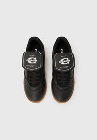 Schwarze Ledersneaker mit abgerundetem Zehenbereich, Ton-in-Ton-Nähten, schwarzen Schnürsenkeln und einer hellbraunen Gummisohle; mit einem Logoetikett auf der Zunge.