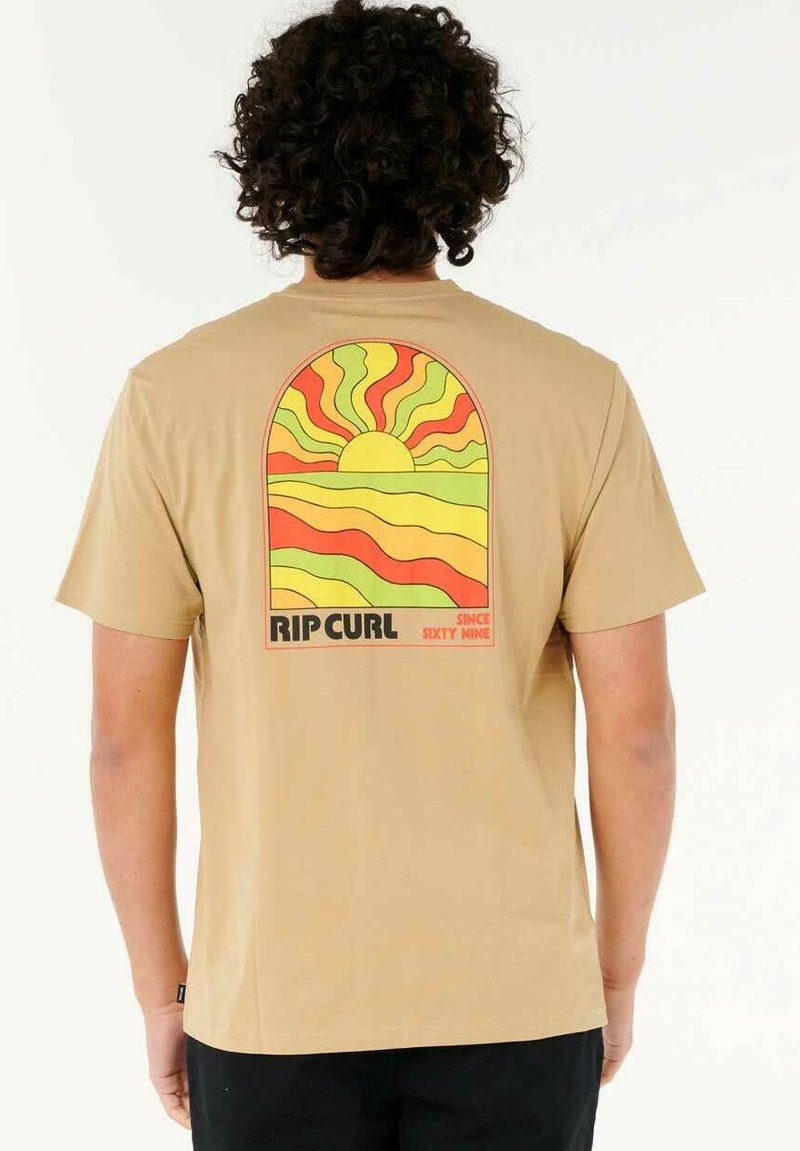 Tan katoen T-shirt met een kleurrijke zonsondergangafdruk en golven, en de tekst "RIP CURL SINCE SIXTY NINE" op de achterkant.