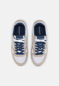 Sneakers con tomaia in mesh bianco e beige, lacci blu navy e logo. Presentano colletto imbottito e suola testurizzata.