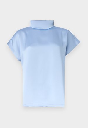 Blusa de satén azul claro, de manga corta, con cuello alto tipo embudo y corte holgado.