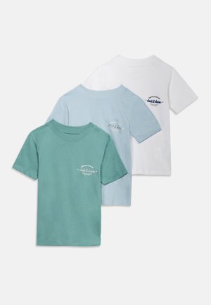 Τρία κοντομάνικα T-shirts με λαιμόκοψη, σε πράσινο, ανοιχτό μπλε και λευκό, το καθένα με ένα μικρό λογότυπο "Jack & Jones" στο αριστερό στήθος.