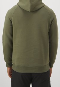 Olijfgroene hoodie met een gestructureerde, zachte afwerking. Heeft een capuchon en ribgebreide manchetten en zoom, ontworpen met raglanmouwen voor een ontspannen pasvorm.