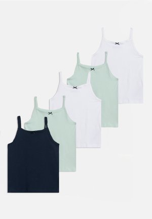 Cinq camisoles sans manches en blanc, vert clair et bleu foncé avec de petits nœuds noirs à l'avant, disposées en pile décalée.