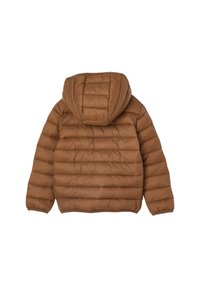 Braune gepolsterte Jacke mit Kapuze, horizontalen Nähten und langen Ärmeln, von hinten auf weißem Hintergrund gezeigt.