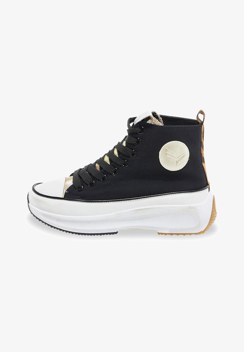 Zapatilla alta negra con una puntera blanca, cordones en la parte delantera, parte superior de tejido negro texturizado y panel trasero estampado. Suela blanca gruesa.