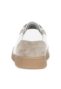 Weiß-beige Wildledersneaker mit einer strukturierten Gummisohle, die eine glatte Oberfläche und ein minimalistisches Design aufweist, von hinten betrachtet.