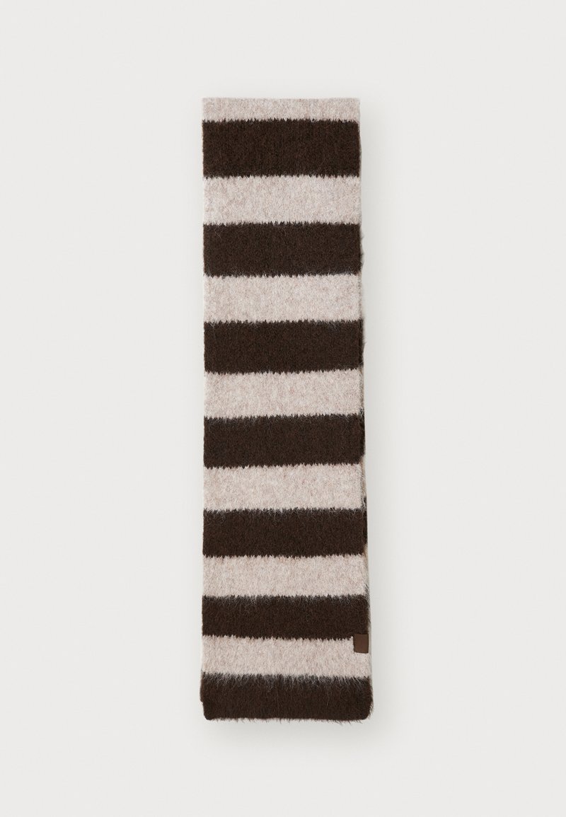 Gestreepte sjaal van zacht materiaal; heeft afwisselend donkerbruine en lichtbeige strepen; bevat een klein accentlabel aan één uiteinde.
