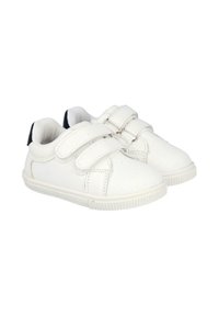 Zapatillas de lona blanca con tiras de velcro, superficie texturizada, suelas de goma y un acento en azul oscuro contrastante en el talón.