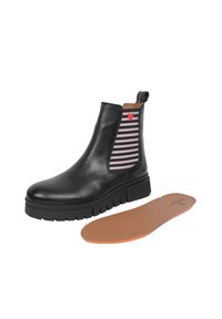 Czarne skórzane botki do kostek z prążkowanym elastycznym panelem po boku, z czerwonym sercem jako akcentem. W zestawie zdejmowana brązowa wkładka oraz teksturowana czarna podeszwa.