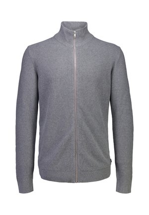 Harmaa neulejakku, jossa on korkea kaulus ja pitkät hihat, kuvioitu teksturoidulla vohvelikuvioilla sekä ribbatut hihansuut ja helma.