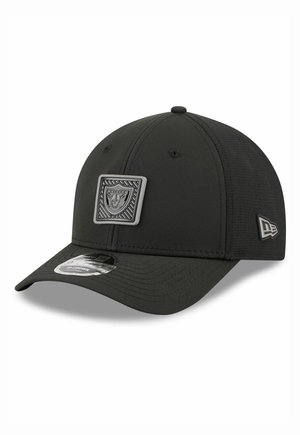 Schwarze Baseballkappe mit gebogenem Schirm, vorne mit einem aufgenähten Logo und einem kleinen seitlichen Emblem auf schlichtem weißen Hintergrund.