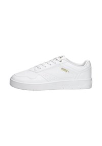 Sneaker bianche con tomaia in sintetico liscia, design con lacci, dettagli perforati per la traspirabilità e un sottile accento di branding dorato.