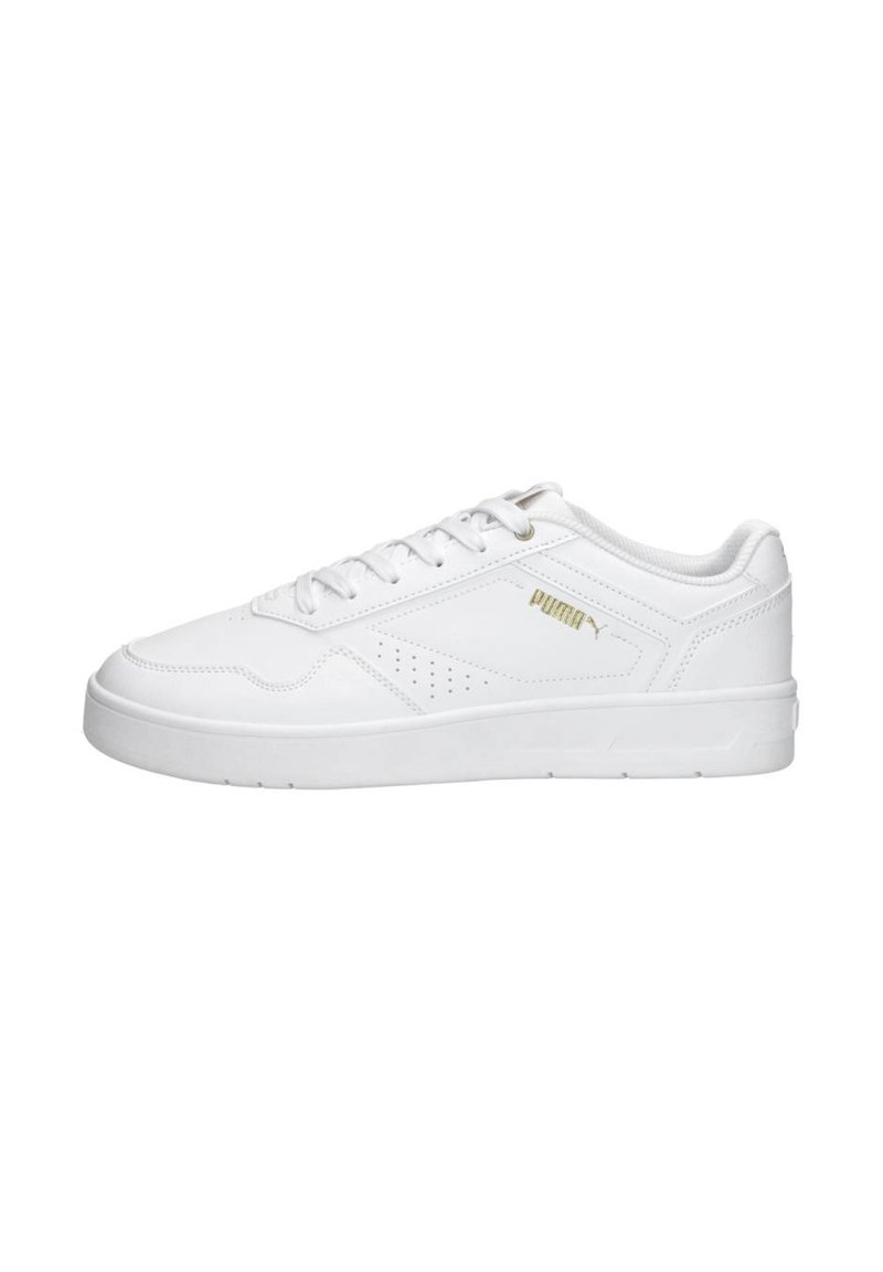 Sneaker bianche con tomaia in sintetico liscia, design con lacci, dettagli perforati per la traspirabilità e un sottile accento di branding dorato.