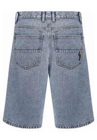 Svijetloplave traper hlače do koljena s džepovima na stražnjoj strani, petljama za remen i sitnim vezenim motivom kaktusa na desnom džepu.