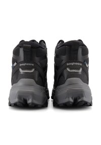 Svarta vandringsskor med övre i mesh och syntetmaterial, med en robust grå sula, vadderad krage och reflexdetaljer på hälen.