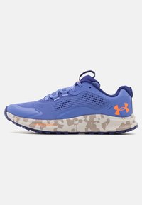 Baskets de sport violettes avec semelle beige à motif, logo Under Armour orange au talon et dessus en mesh avec lacets.