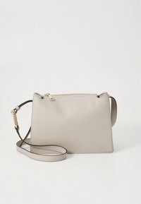 Grå læder crossbody taske med struktureret design, gulddetaljer, lynlås og aftagelig rem. Glat tekstur overalt.