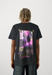 Night Addict T-shirts med print - black