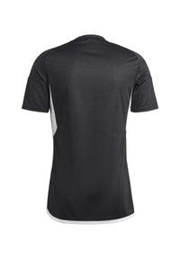 Maillot de sport noir à manches courtes avec un motif texturé, des accents latéraux blancs et un col ras du cou. Tissu lisse avec un design sportif.