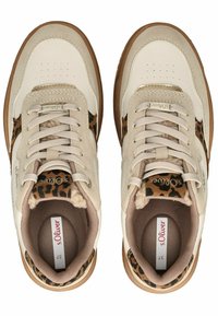 Béžové sneakersy kombinující kůži a semiš, s leopardím potiskem jako akcentem. Kulatá špička, šněrovací design a gumová podrážka.