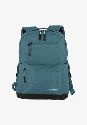 Türkisfarbener Stoffrucksack mit strukturierter Oberfläche, ausgestattet mit zwei Reißverschlussfächern, verstellbaren Trägern und einem schwarzen Boden. Logo auf der Vorderseite sichtbar.