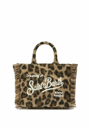 Bolso de mano con estampado de leopardo y bordes con flecos, presenta "Soñando con el Paraíso Invernal de Saint Barth" en texto blanco en la parte frontal, fabricado en tejido suave.