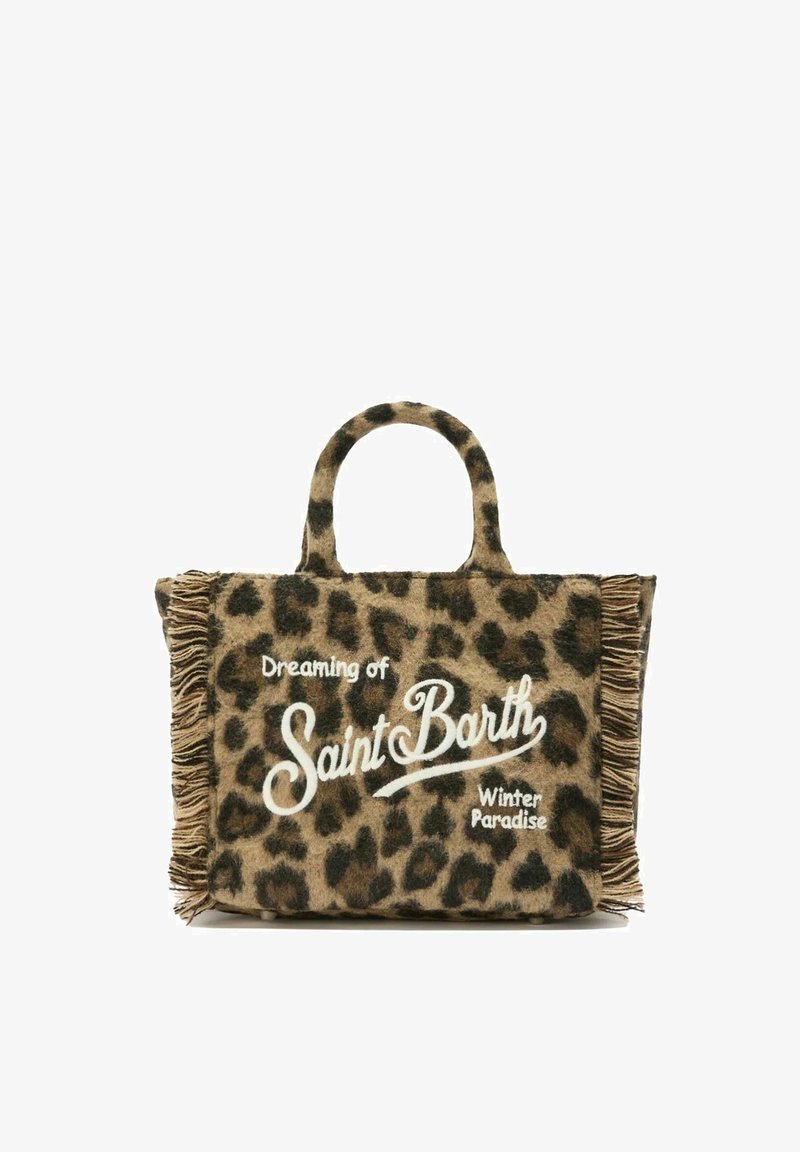 Bolso de mano con estampado de leopardo y bordes con flecos, presenta "Soñando con el Paraíso Invernal de Saint Barth" en texto blanco en la parte frontal, fabricado en tejido suave.