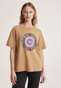 Odd Molly KAREN - Apdrukāts T-krekls - grey camel
