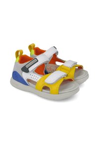Sandalias para niños que presentan una combinación de materiales en amarillo, blanco, gris y azul. Diseño abierto con correas de velcro, interior acolchado naranja y perforaciones.