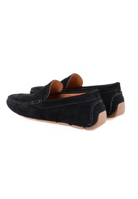 Zwarte suede loafers met een gestikt ontwerp, platte beige rubberen zool en een bruin leren interieur; lage stijl met een ronde neus.