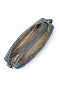 Clutch in pelle blu con superficie testurizzata, chiusura con zip dorata e due scomparti; l'interno presenta una fodera beige.