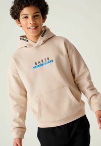 Sudadera beige con el texto negro y azul "BAKER BY TED BAKER", bolsillo frontal, puños de canalé y capucha con cordón. Tejido texturizado.
