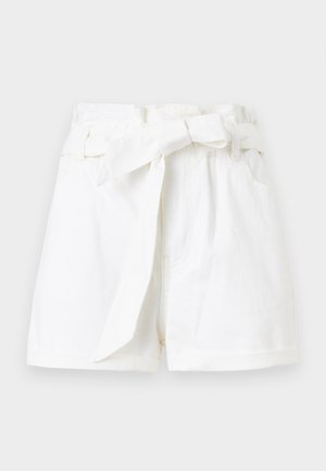 Shorts blancs taille haute avec une ceinture en tissu nouée en un nœud à l'avant et des poches latérales sur un fond uni.