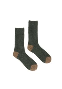 Calcetines verdes acanalados con acentos marrones en el talón y la puntera, hechos de material texturizado. Diseño simple y funcional para el uso diario.
