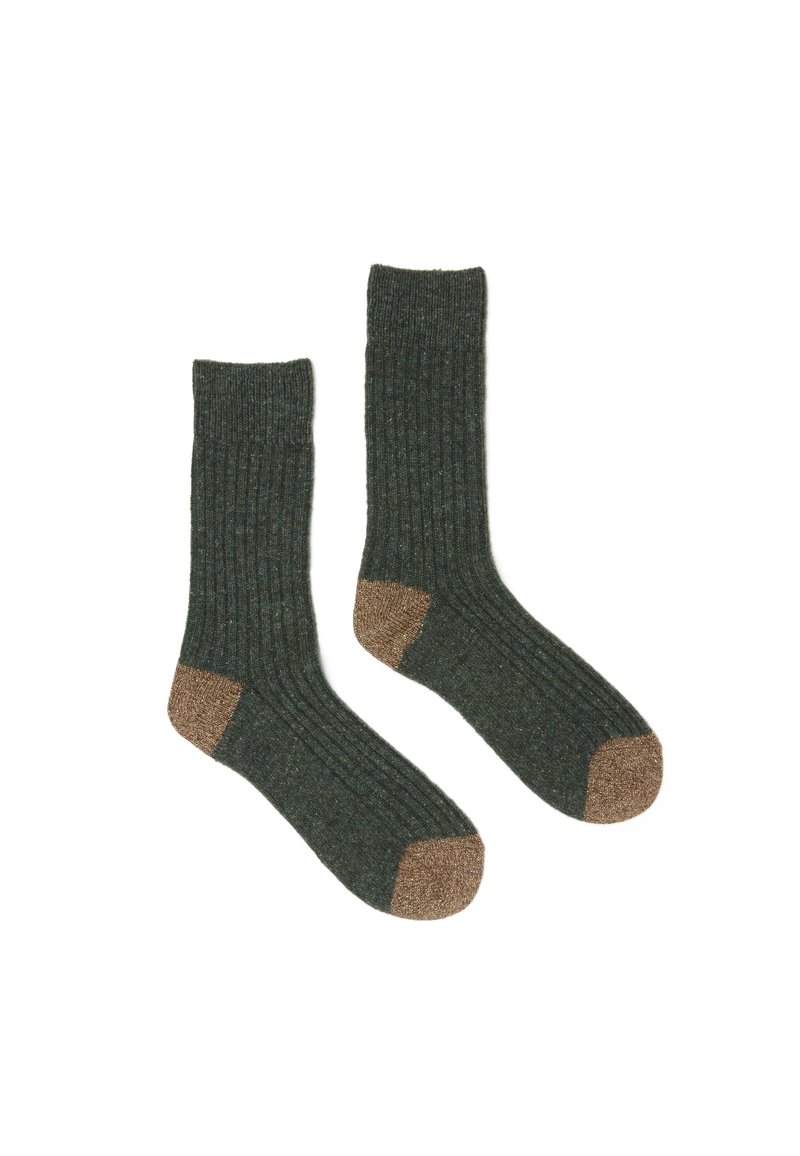 Calcetines verdes acanalados con acentos marrones en el talón y la puntera, hechos de material texturizado. Diseño simple y funcional para el uso diario.