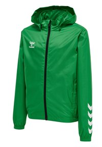 Veste coupe-vent verte en matériau léger avec une fermeture éclair avant, capuche ajustable et accents en forme de chevron blancs sur les manches.