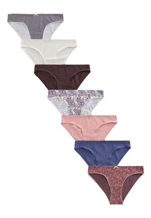 Siedem par damskich majtek bikini w różnych jednolitych kolorach i wzorach kwiatowych, ułożonych diagonalnie na białym tle.