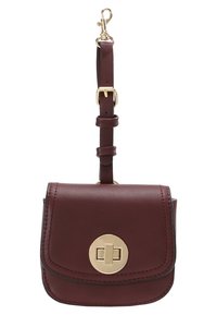 Sac bandoulière en cuir bourgogne avec un fermoir à rabat magnétique, quincaillerie dorée, sangle réglable et texture lisse. Design compact et structuré.