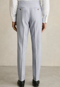 Pantaloni taiați de culoare gri deschis, realizați dintr-un material fin, având două buzunare la spate cu închidere cu nasturi și un design cu picioare drepte.
