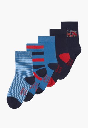 Set mit fünf Socken in verschiedenen Blautönen, gestreiften Mustern und einem Feuerwehrdesign auf einer marineblauen Socke, alle mit gerippten Bündchen.