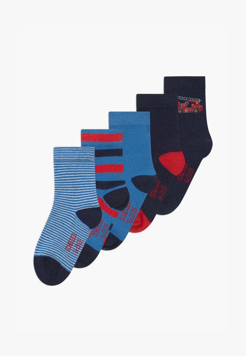 Set mit fünf Socken in verschiedenen Blautönen, gestreiften Mustern und einem Feuerwehrdesign auf einer marineblauen Socke, alle mit gerippten Bündchen.
