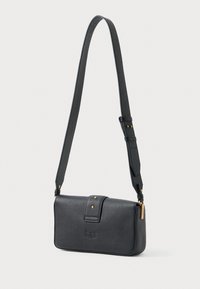 Melna ādas crossbody soma ar teksturētu apdari, zeltaini aksesuāri un regulējama siksna. Aprīkota ar magnētisku aizdari un logotipu.