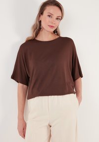 LELA LOOSE FIT - Jednoduché tričko - brown